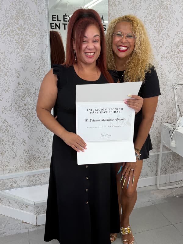 Alumna con su certificado de Técnico Manicurista junto a Karina Frías