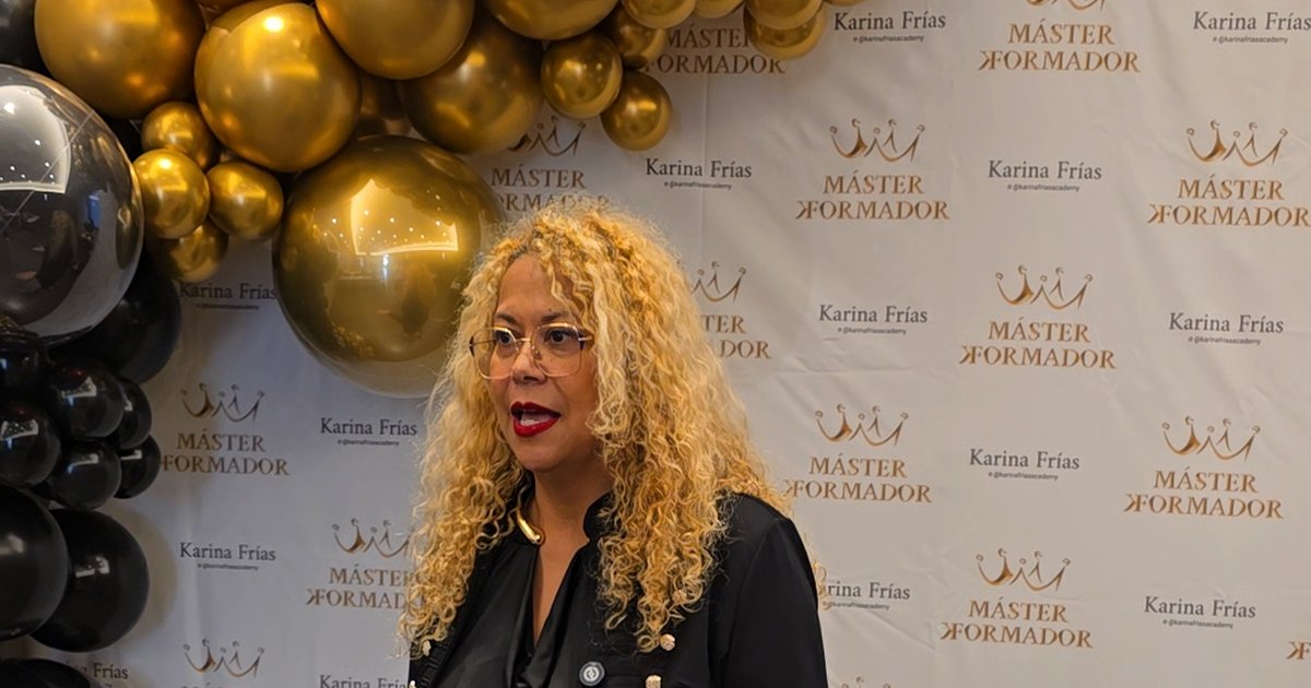 Karina Frías en el photocall del Máster Formador de uñas