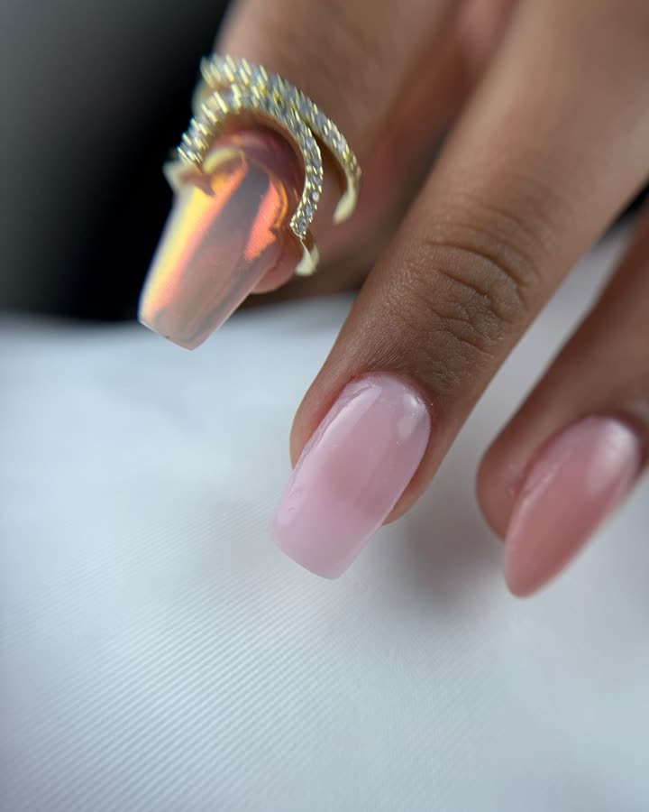 Uñas esculpidas en acrígel rosa con efecto cromo, trabajo final de una alumna