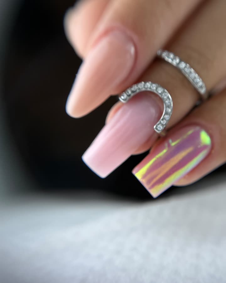 Uñas esculpidas largas en rosa con efecto tornasolado, práctica del último día