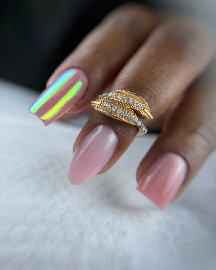 Uñas esculpidas en rosa nude con acabado brillante, práctica del último día