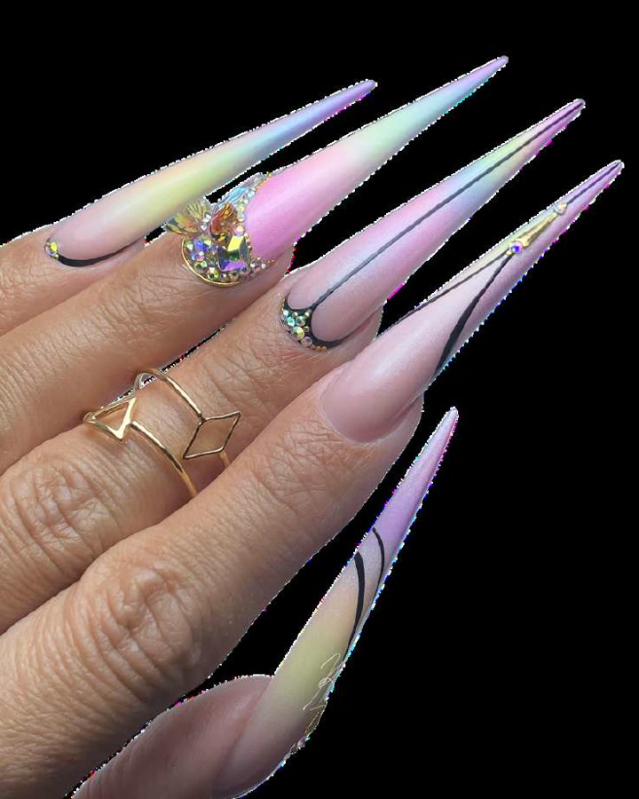 Uñas esculpidas stiletto en degradado pastel con líneas y pedrería, trabajo de Karina Frías