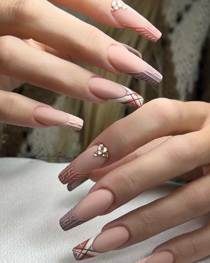 Uñas esculpidas en nude mate con diseño geométrico en relieve, trabajo de Karina Frías