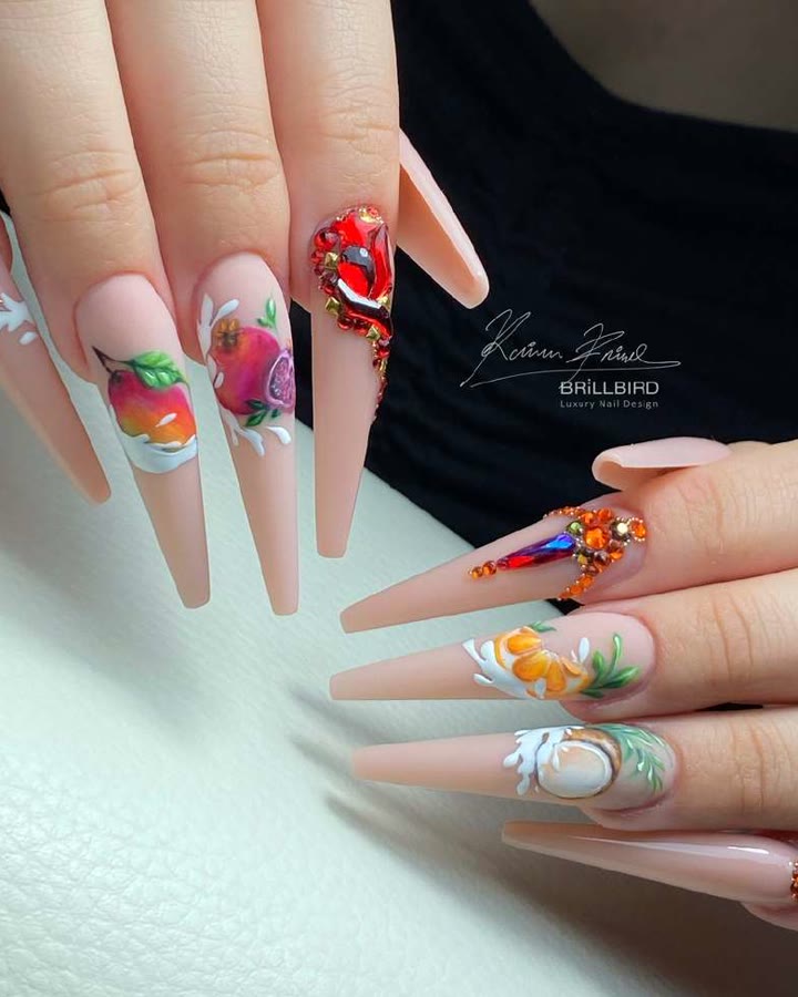 Uñas esculpidas con decoración de frutas pintadas a mano y pedrería, trabajo de Karina Frías