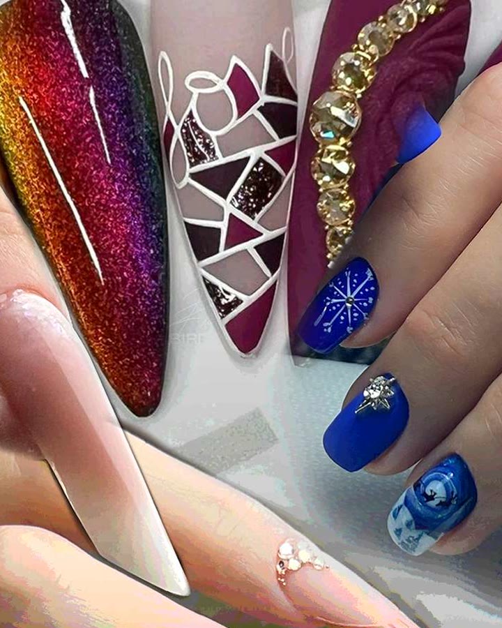Uñas esculpidas con efecto ojo de gato, vitral y pedrería, trabajo de Karina Frías