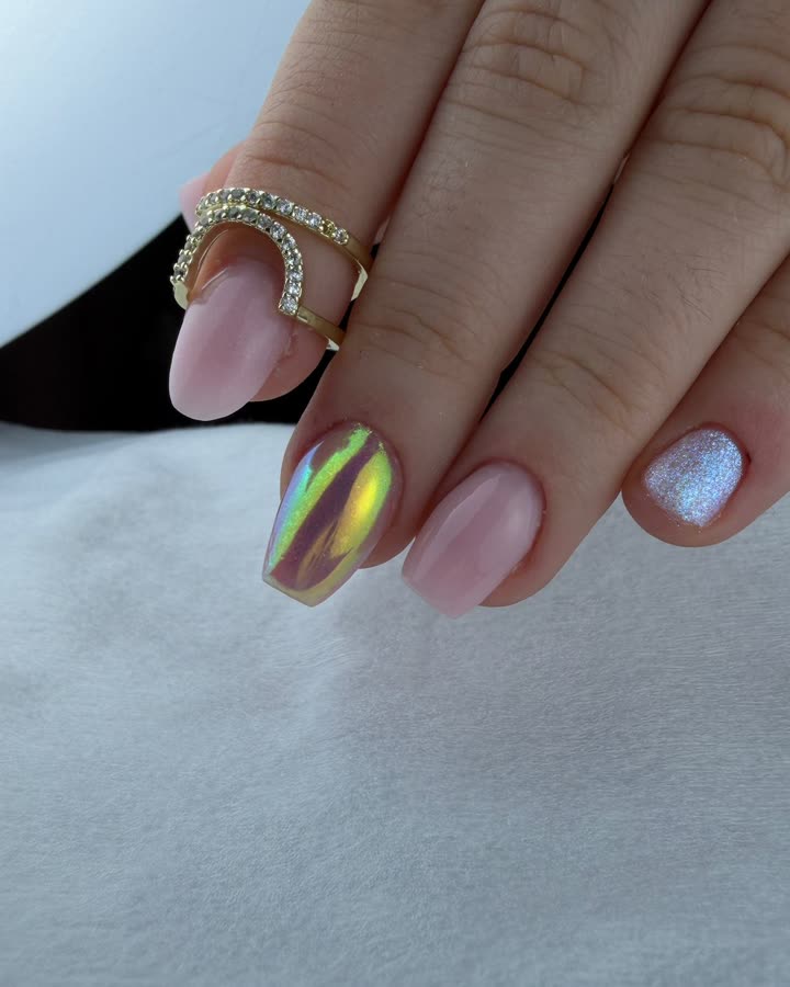 Manicura en gel rosa nude con uña de efecto aurora hecha por una alumna